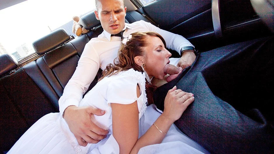 Teen bride gives head in the car